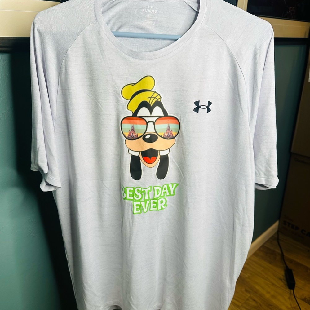 Under Armour Light Gray T-Shirt with Graphic Design Goofy Best Day Ever Size XL